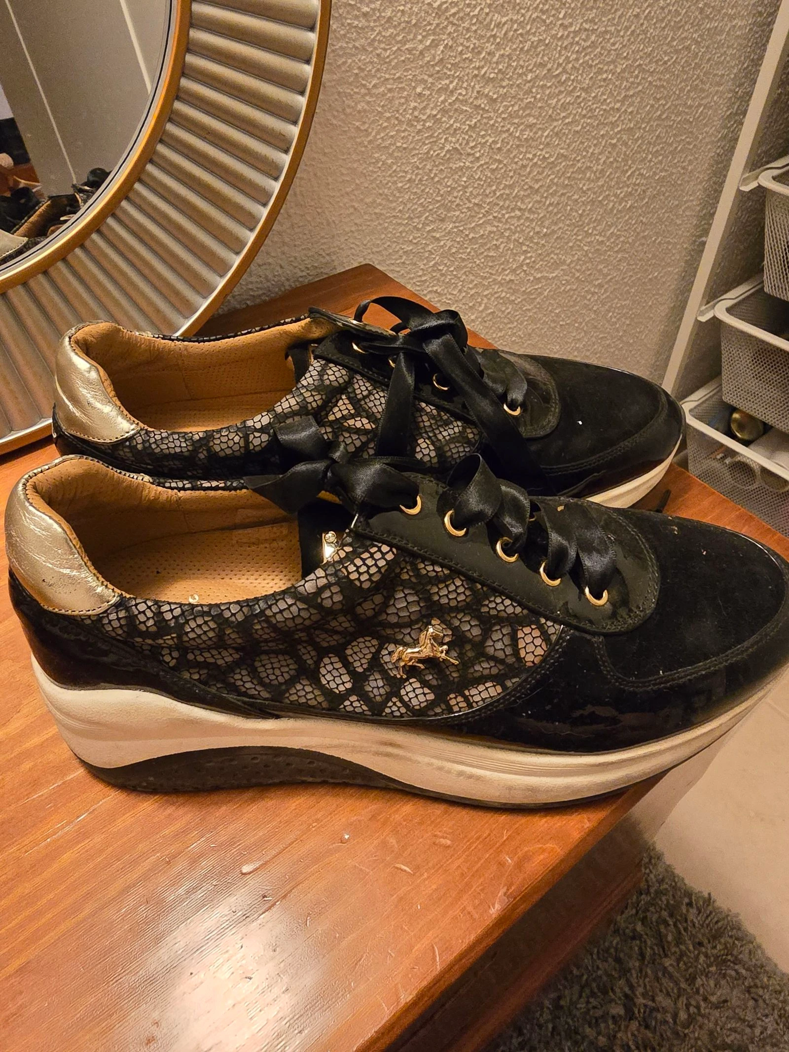 Tenis cavalinho original preto e dourado 40